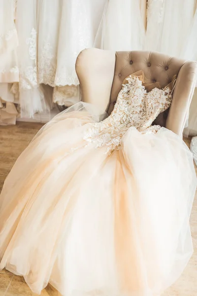 Кружево Свадебное Платье Стуле Свадебном Салоне — стоковое фото