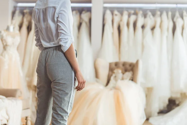 Обрезанный Вид Женщины Выбирающей Платье Свадебном Ателье — стоковое фото