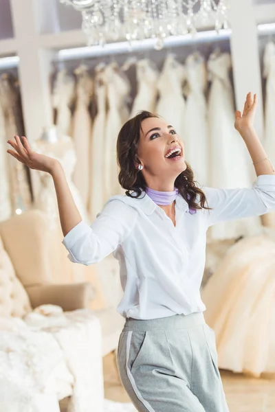 Enthousiast Jonge Bruid Terwijl Het Proberen Kleding Huwelijk Salon — Stockfoto
