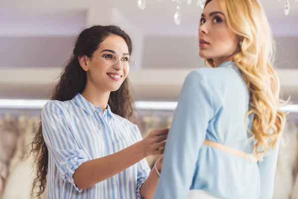 Lächelnde Schneiderin Und Kundin Bei Der Montage Hochzeitsatelier — Stockfoto