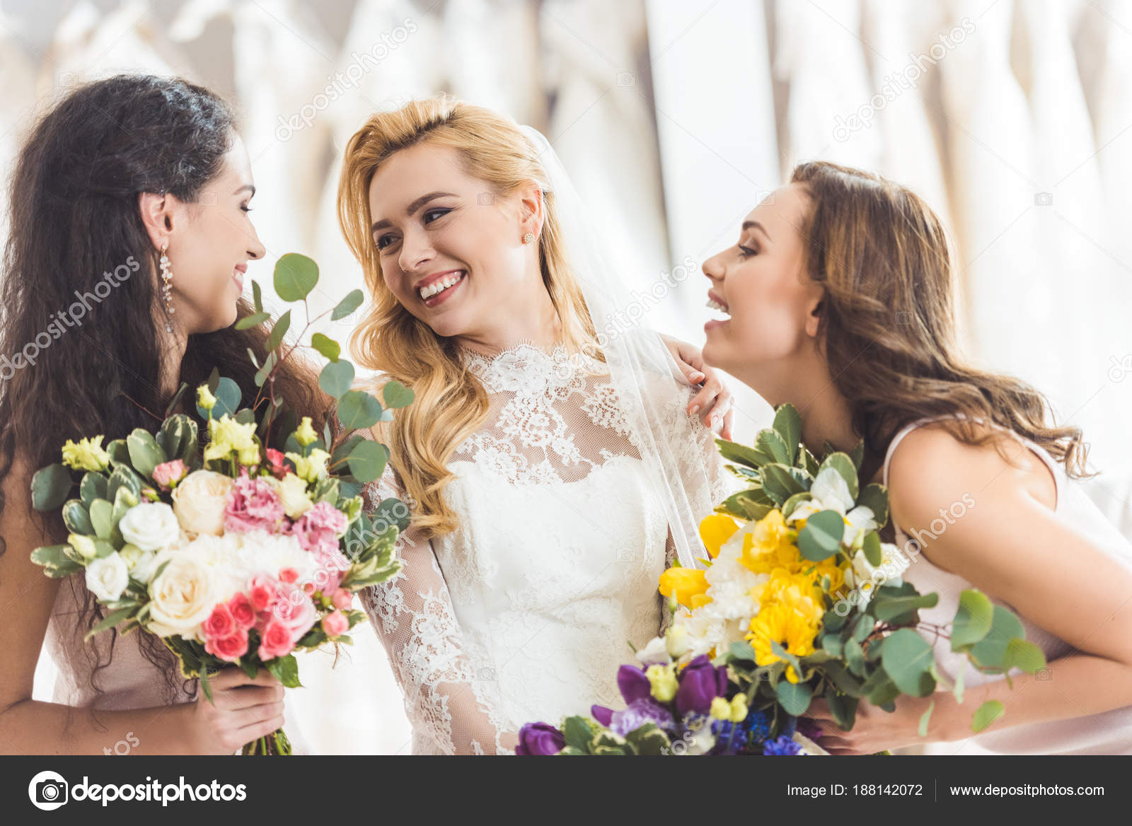Mariée Robe Dentelle Demoiselles Honneur Avec Des Fleurs