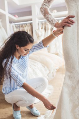 Gelin düğün atelier üzerinde ölçüm elbise terzi