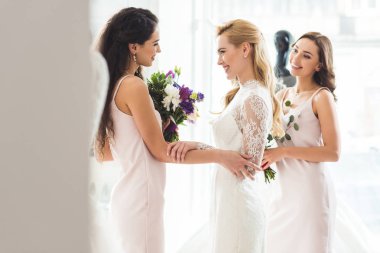 Düğün mutlu bayan elbise çiçeklerle düğün Salonu