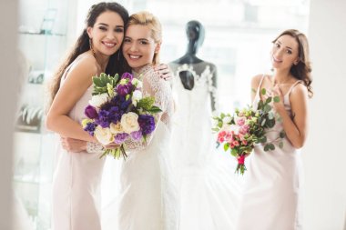 Dantel elbise ve nedime gelinin çiçeklerle düğün Salonu