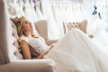 Tül elbise düğün moda dükkanda çekici gelin