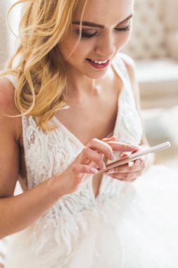 Genç gelin düğün salonu Smartphone kullanarak