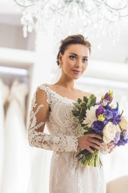 Güzel gelin düğün atelier içinde çiçek buketi ile