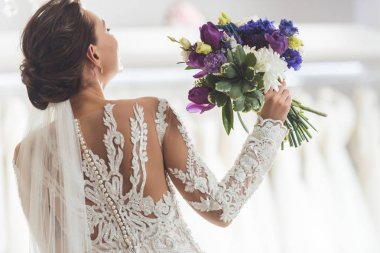 Dantel elbise gelin düğün moda salonu çiçeklerle arkadan görünüş