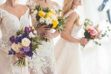 Yakın çekim görünümü dantel gelinler çiçeklerle düğün moda mağazasında Giydir