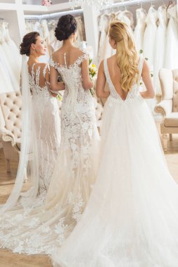 Gelinler düğün atelier buketleri ile arkadan görünüş