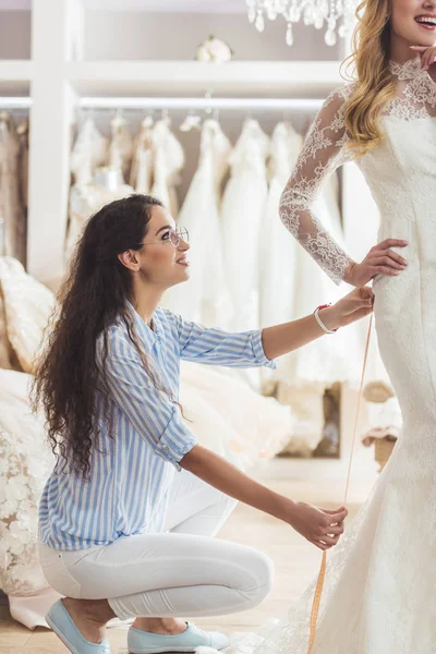Vackra Brud Och Kvinna Skräddarsy Försöker Klänning Bröllop Salong — Stockfoto
