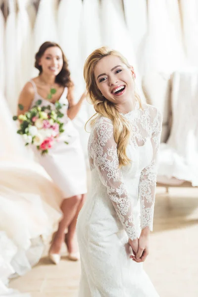 Mujeres Sonrientes Vestidos Novia Con Flores Salón Bodas —  Fotos de Stock