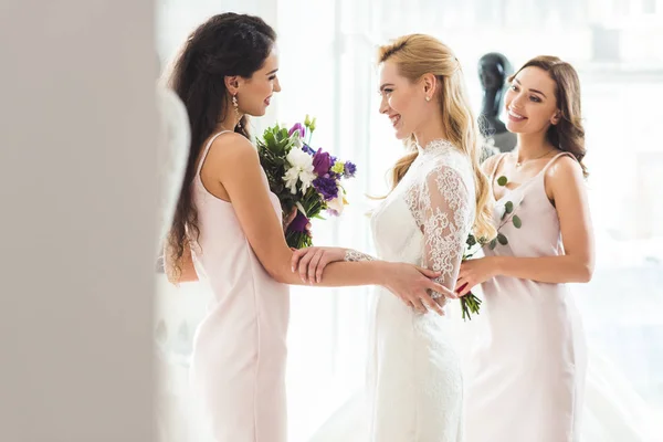 Szczęśliwy Kobiet Ślubne Suknie Kwiatami Salonie Ślubu — Zdjęcie stockowe