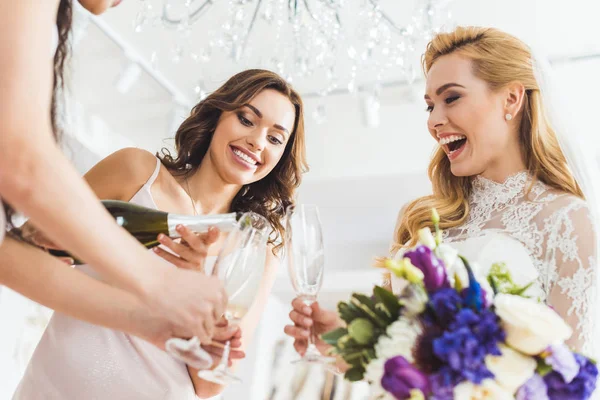 Gelukkig Vrouwen Bruiloft Jurken Roosteren Met Champagne Wedding Atelier — Stockfoto