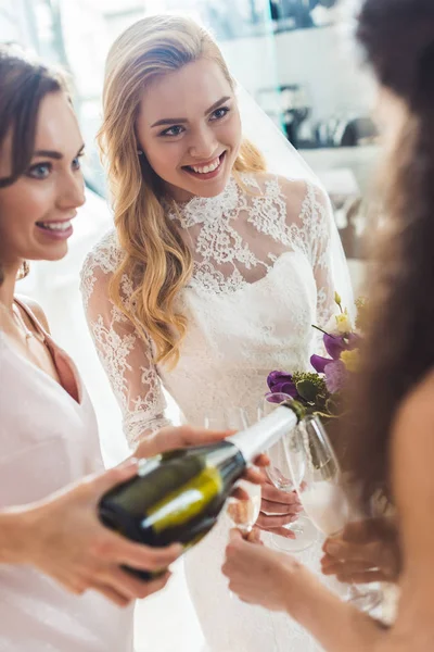 Noiva Com Amigos Segurando Copos Champanhe Garrafa Salão Casamento — Fotografia de Stock