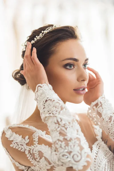 Atractiva Mujer Con Accesorio Para Cabello Salón Bodas —  Fotos de Stock