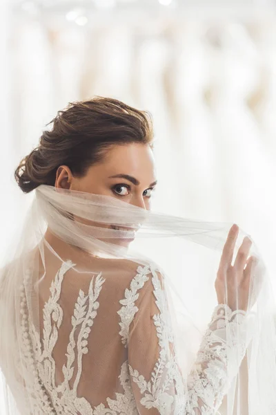 Όμορφη Νύφη Διαγωνισμού Φοράει Φόρεμα Στο Ατελιέ Γάμου — Φωτογραφία Αρχείου