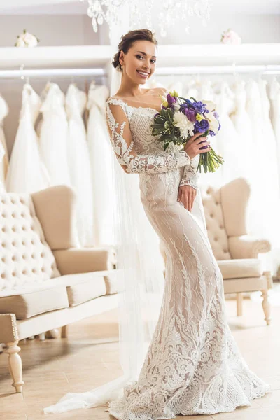 Virágok Csokor Esküvői Divat Üzletben Fiatal Menyasszony — Stock Fotó