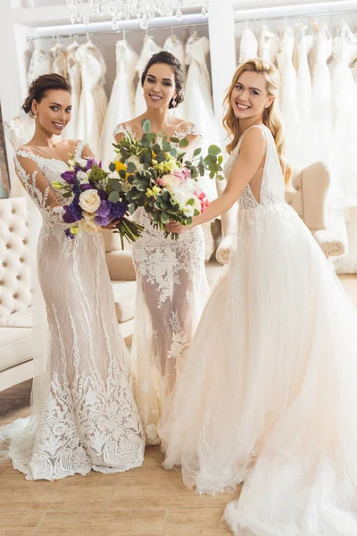 Glückliche Frauen Brautkleidern Mit Blumen Hochzeitssalon — Stockfoto