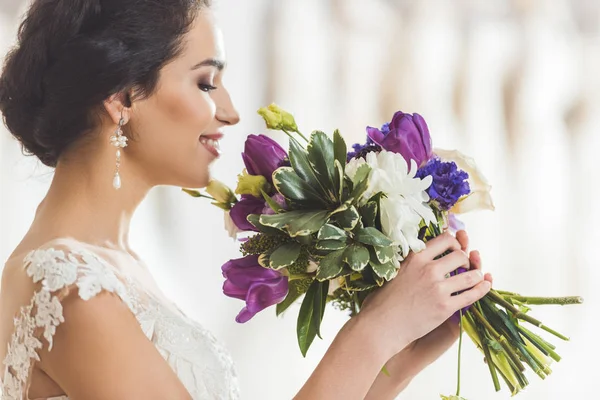 Virágok Csokor Esküvői Műtermében Fiatal Menyasszony — Stock Fotó