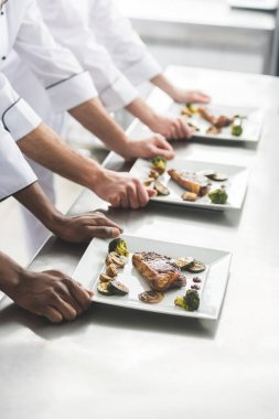 lokanta mutfağı, biftek ile plakalı çok ırklı şefler Resim kırpılmış