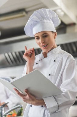 tarifi okurken ve fikir jest lokanta mutfağı, gösterilen çekici Şef