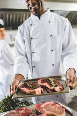 Afrika kökenli Amerikalı şef lokanta mutfağı çiğ et tepsiye holding 