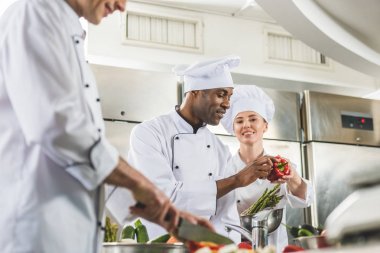 çok kültürlü şefler Restoran mutfak olgun sebze hazırlama