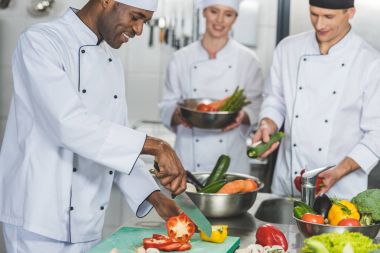 çok kültürlü aşçılar yemek lokanta mutfağı, salata