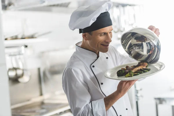 Főtt Étel Étterem Konyha Nézett Boldog Chef — Stock Fotó