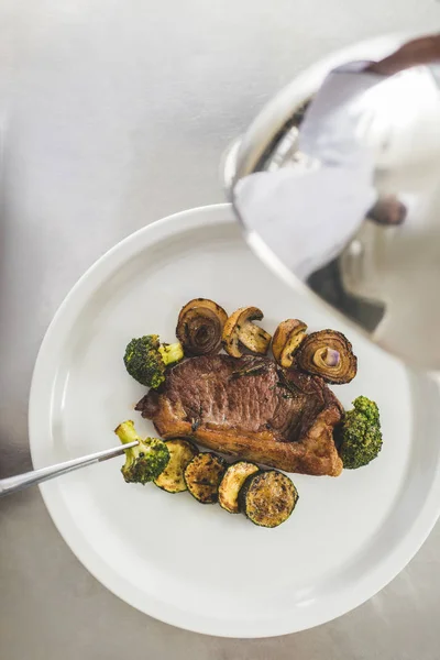 Ovanifrån Afroamerikanska Kock Håller Locket Restaurang Kitchen — Stockfoto