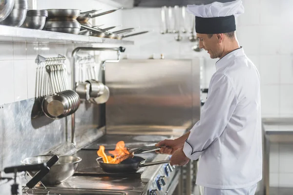 잘생긴 요리사 레스토랑 주방에서 불으로 스테이크를 프라이팬의 — 스톡 사진