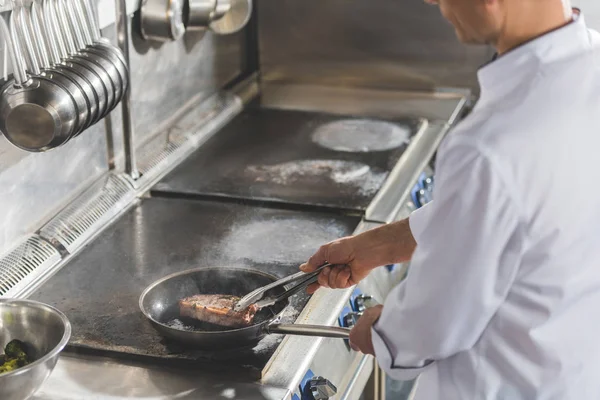 Imagem Cortada Chef Fritando Carne Cozinha Restaurante — Fotografia de Stock