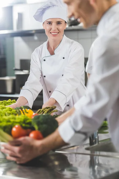 Lachende Chef Koks Met Groenten Bij Restaurant Keuken — Stockfoto
