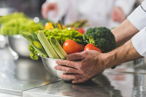 Immagine Ritagliata Chef Che Prende Ciotola Con Verdure Alla Cucina — Foto Stock