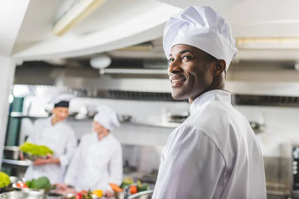 Glimlachen Van Afro Amerikaanse Chef Kok Restaurant Keuken Weg Kijken — Stockfoto