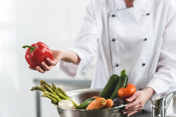 Cropped Image Chef Giving Red Bell Pepper Someone Restaurant Kitchen — Free Stock Photo