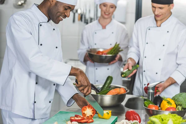 Multiculturele Chef Koks Koken Salade Bij Restaurant Keuken — Stockfoto