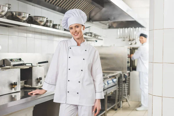 Chef Sorrindo Olhando Para Câmera Cozinha Restaurante — Fotografia de Stock
