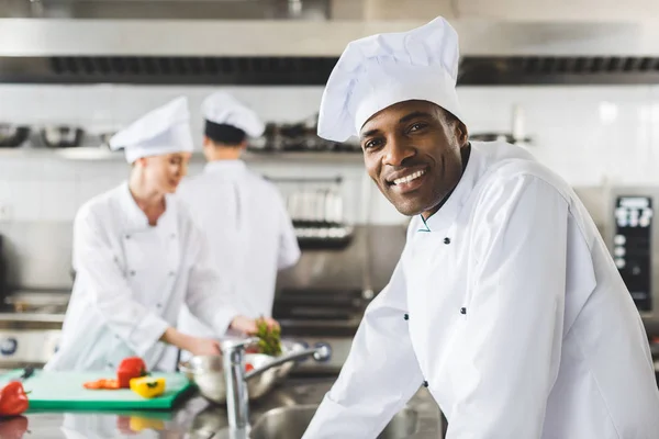 Chef Afroamericano Sonriente Mirando Cámara Cocina Del Restaurante —  Fotos de Stock