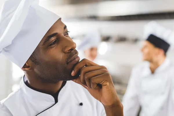 Pensativo Guapo Afroamericano Chef Mirando Hacia Otro Lado Cocina Del —  Fotos de Stock