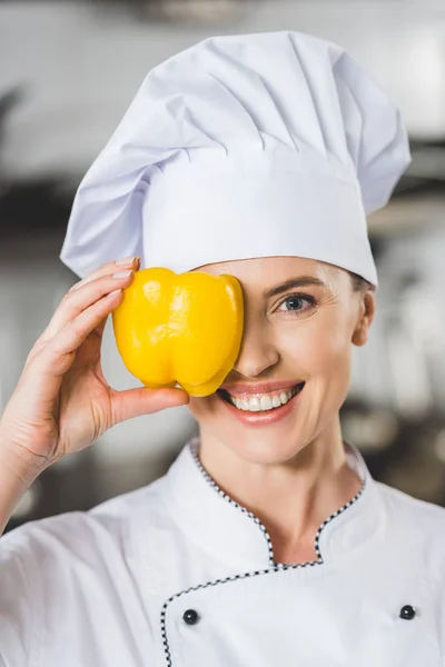 Chef Sorridente Che Copre Occhio Con Peperone Alla Cucina Del — Foto Stock