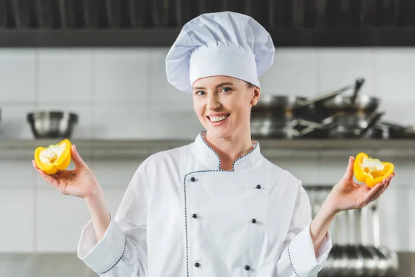 Attractive Chef Showing Halves Bell Pepper Restaurant Kitchen — Stock Photo, Image