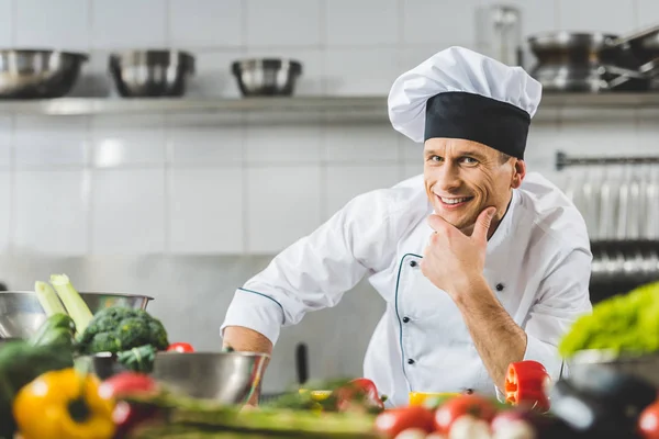 Lachende Peinzende Chef Kok Camera Bij Restaurant Keuken Kijken — Stockfoto