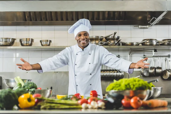 Bello Chef Afroamericano Piedi Braccia Aperte Presso Cucina Del Ristorante — Foto Stock