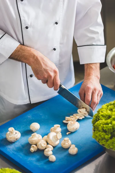 Cropped Image Chef Cutting Mushrooms Restaurant Kitchen — Stock Photo, Image