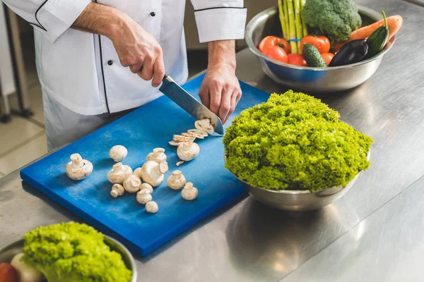 Bijgesneden Afbeelding Van Chef Kok Snijden Paddestoelen Restaurant Keuken — Stockfoto