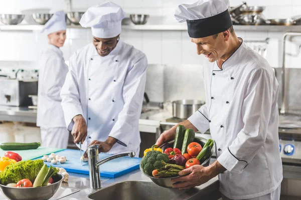 Chefs Multiculturais Preparando Cozinha Restaurante — Fotografia de Stock