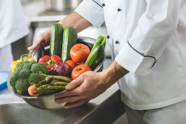 Beskuren Bild Kocken Holding Skål Med Grönsaker Restaurang Kitchen — Stockfoto