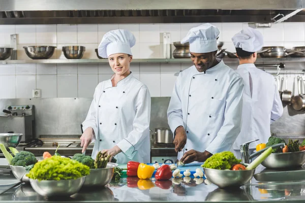 Multiculturele Chef Koks Het Snijden Van Groenten Restaurant Keuken — Stockfoto